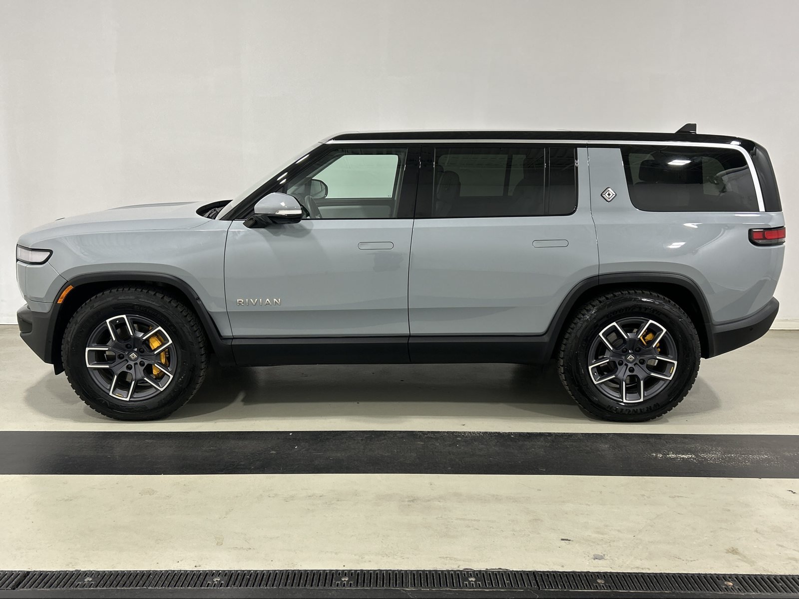 Used 2023 Rivian R1S Adventure Quad AWD/4WD image 2