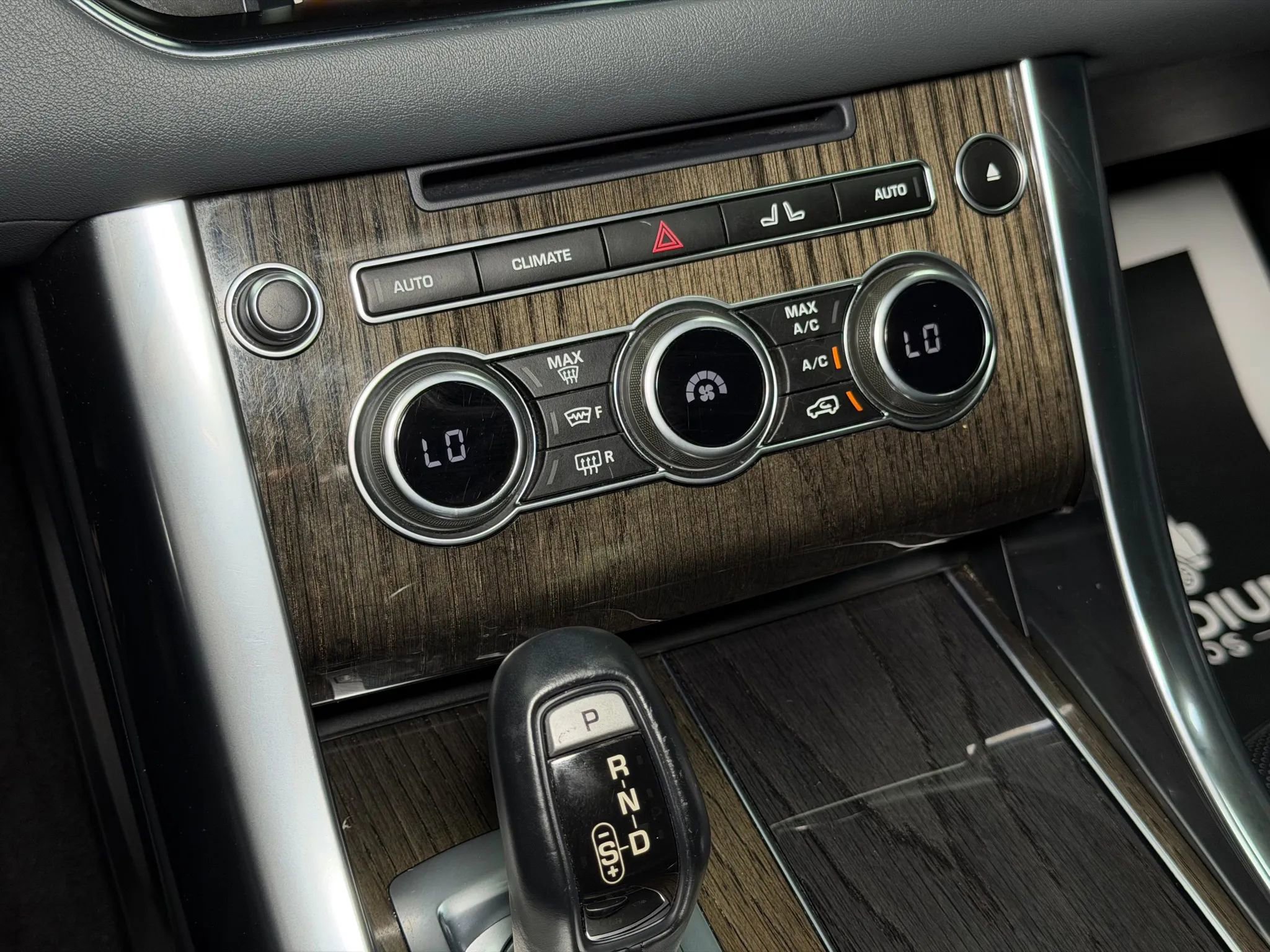 Used 2014 Land Rover Range Rover Sport SE image 13