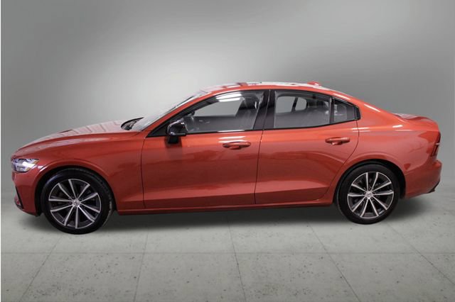 Used 2022 Volvo S60 B5 Momentum w/ Advanced Package image 2
