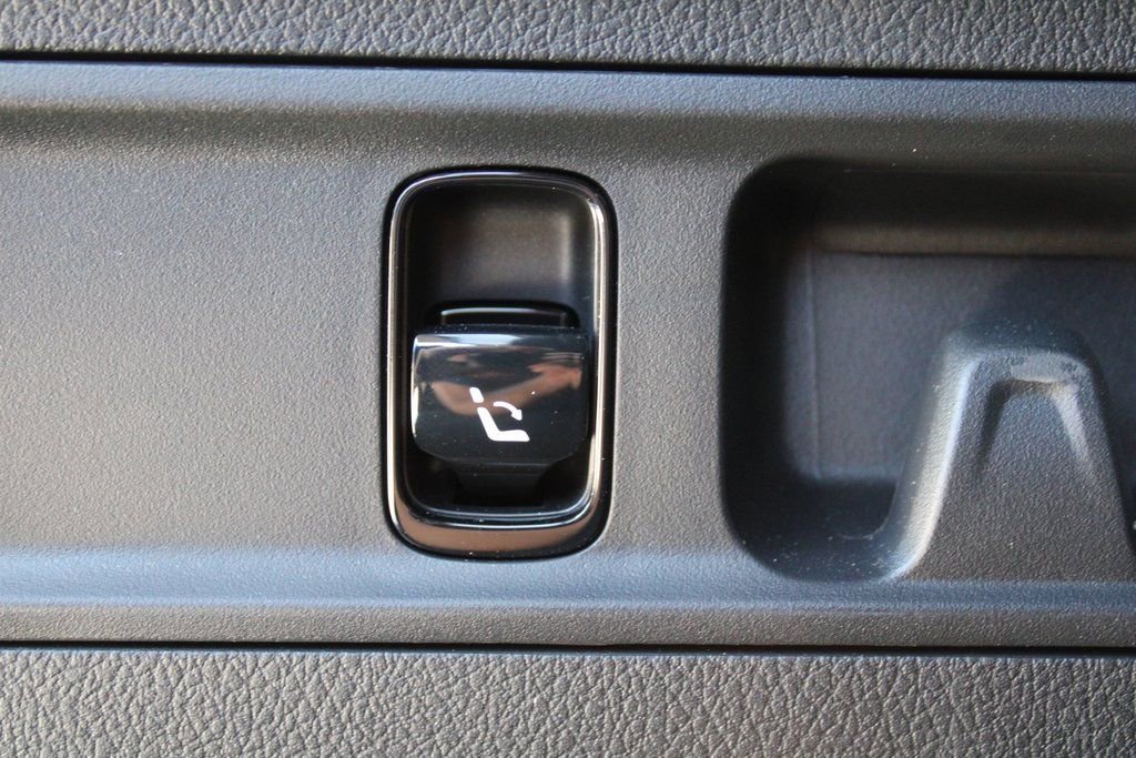 Certified 2025 Mercedes-Benz GLC 350e image 9