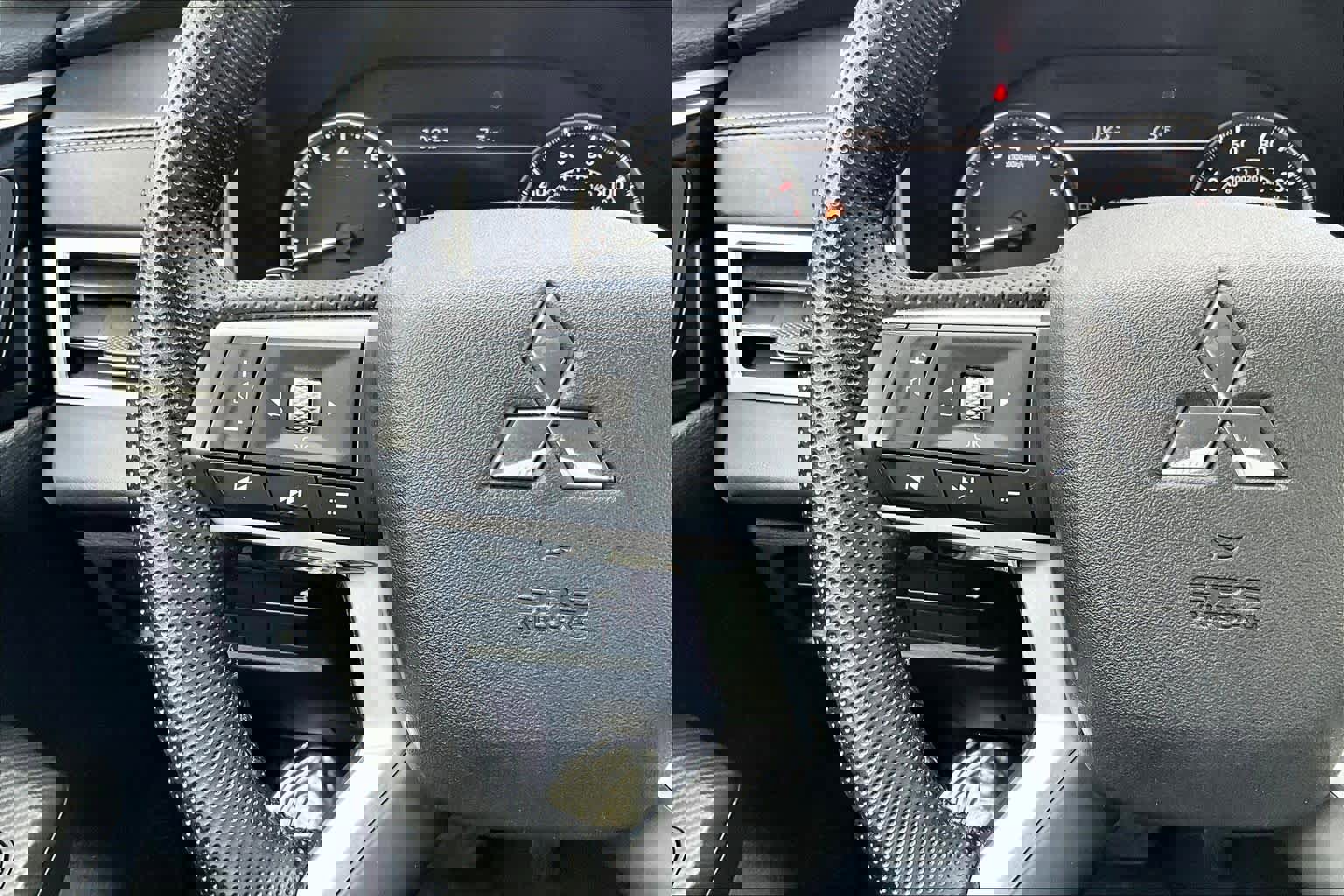 Used 2023 Mitsubishi Outlander SE image 23