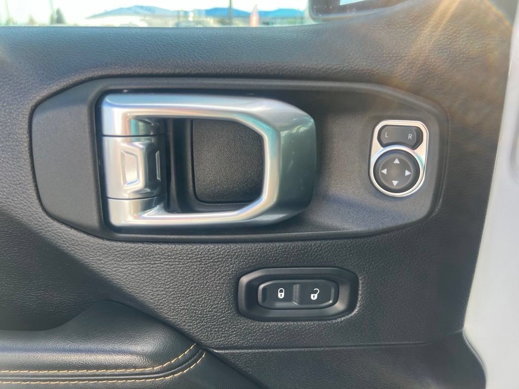 Used 2025 Jeep Wrangler Unlimited Sahara AWD/4WD image 20