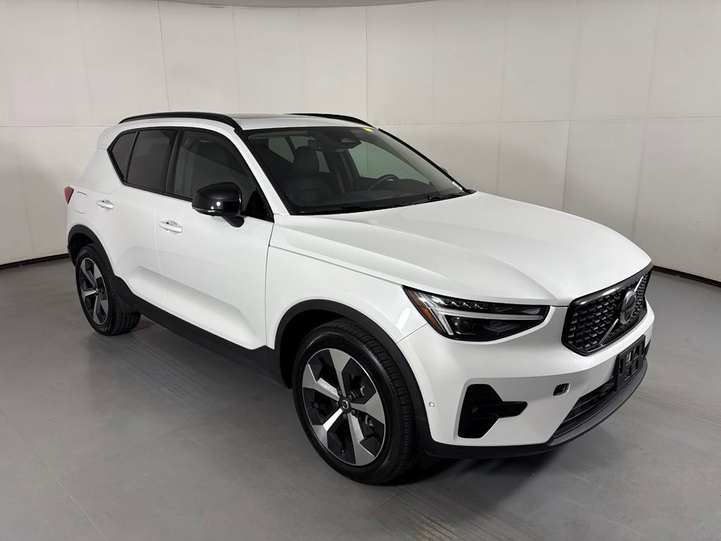 Used 2026 Volvo XC40 B5 Plus AWD/4WD image 2