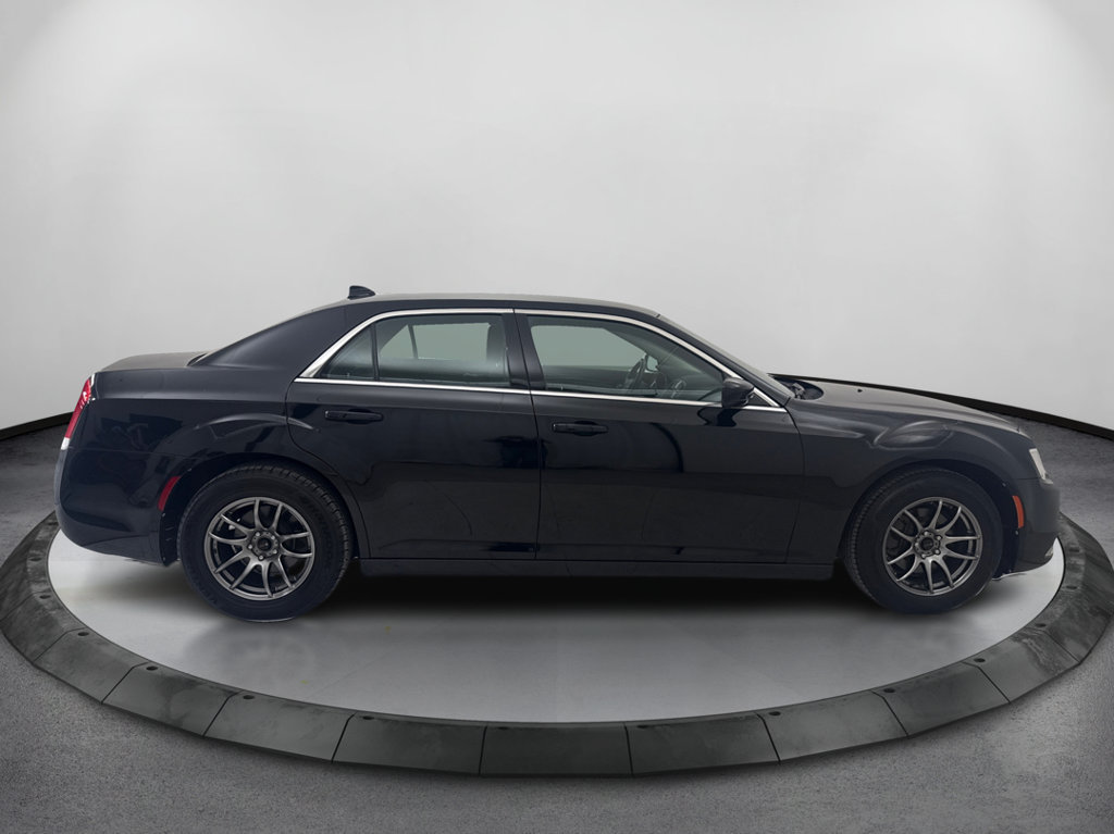 Used 2018 Chrysler 300 Touring RWD image 4
