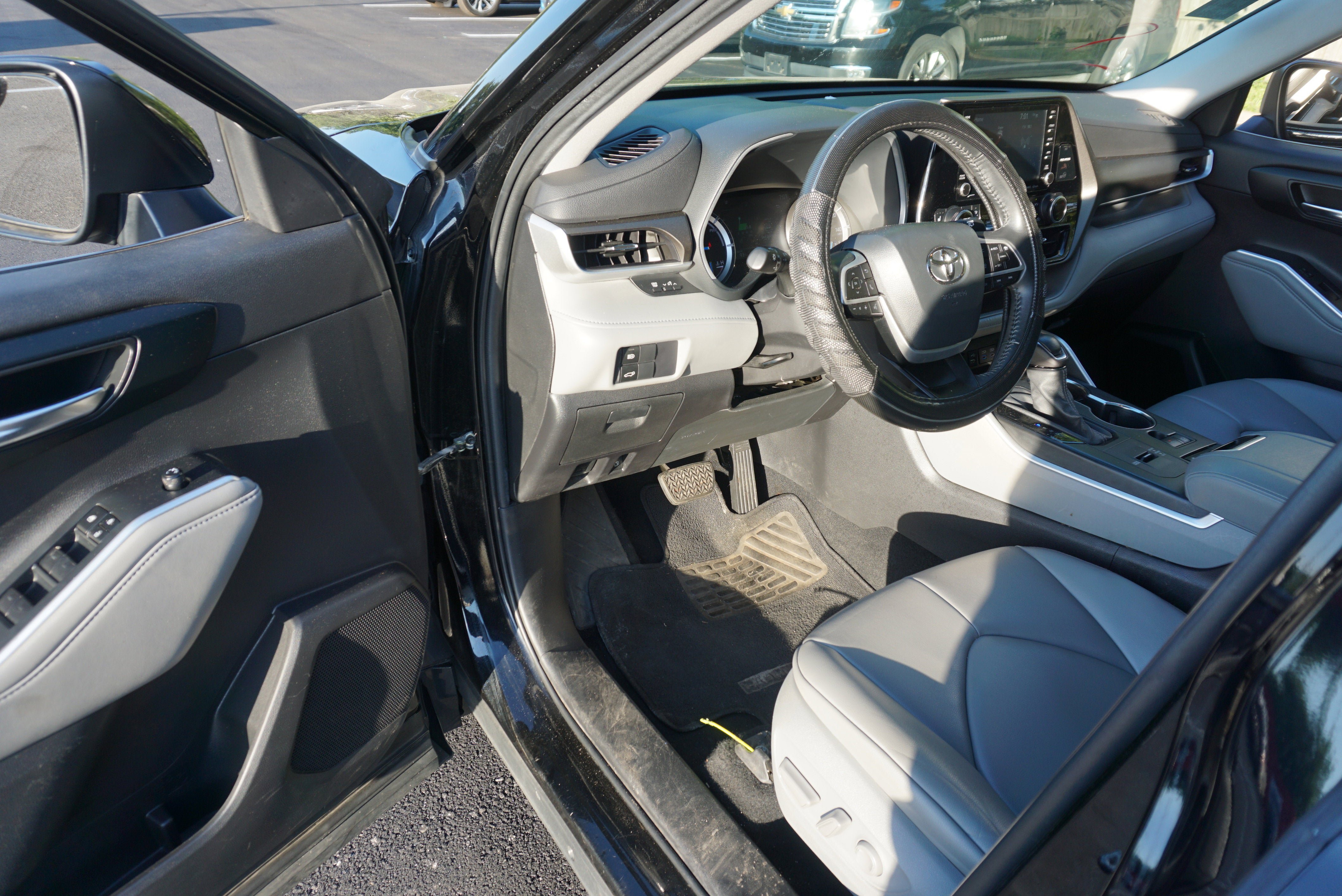 Used 2022 Toyota Highlander XLE AWD/4WD image 7