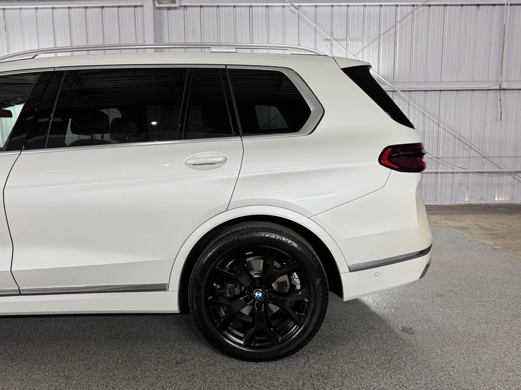 Used 2024 BMW X7 xDrive40i w/ Premium Package image 16