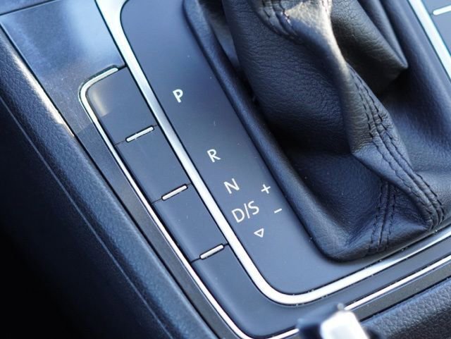 Used 2018 Volkswagen Golf S image 31