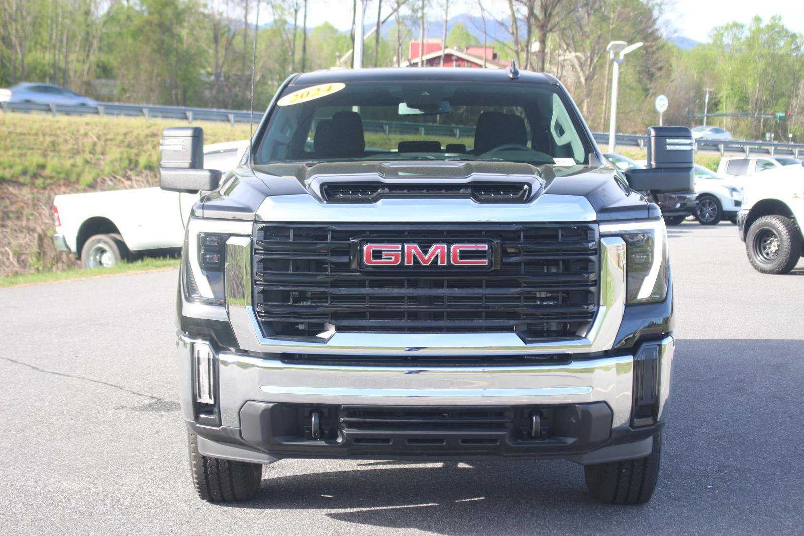 Used 2024 GMC Sierra 2500 Pro AWD/4WD image 2