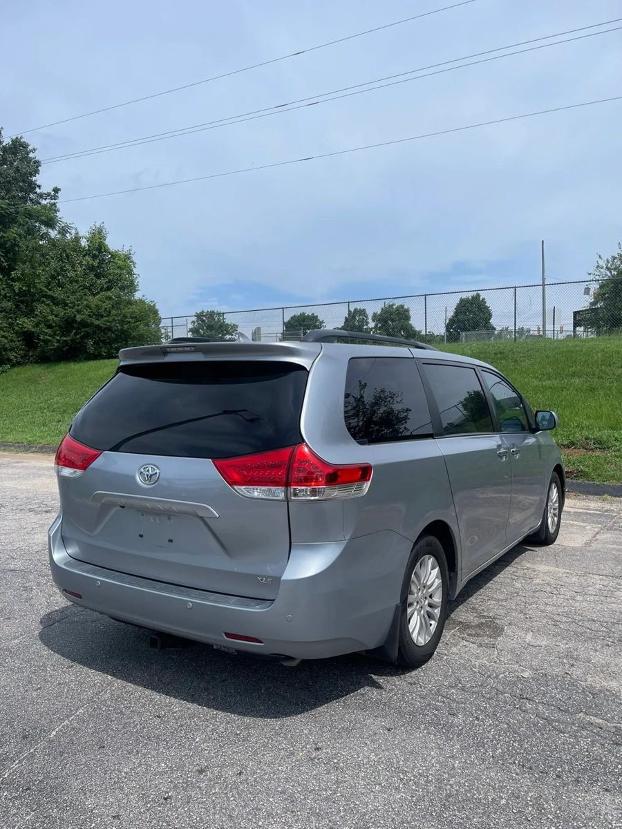 Used 2011 Toyota Sienna XLE w/ Premium Pkg FWD image 8