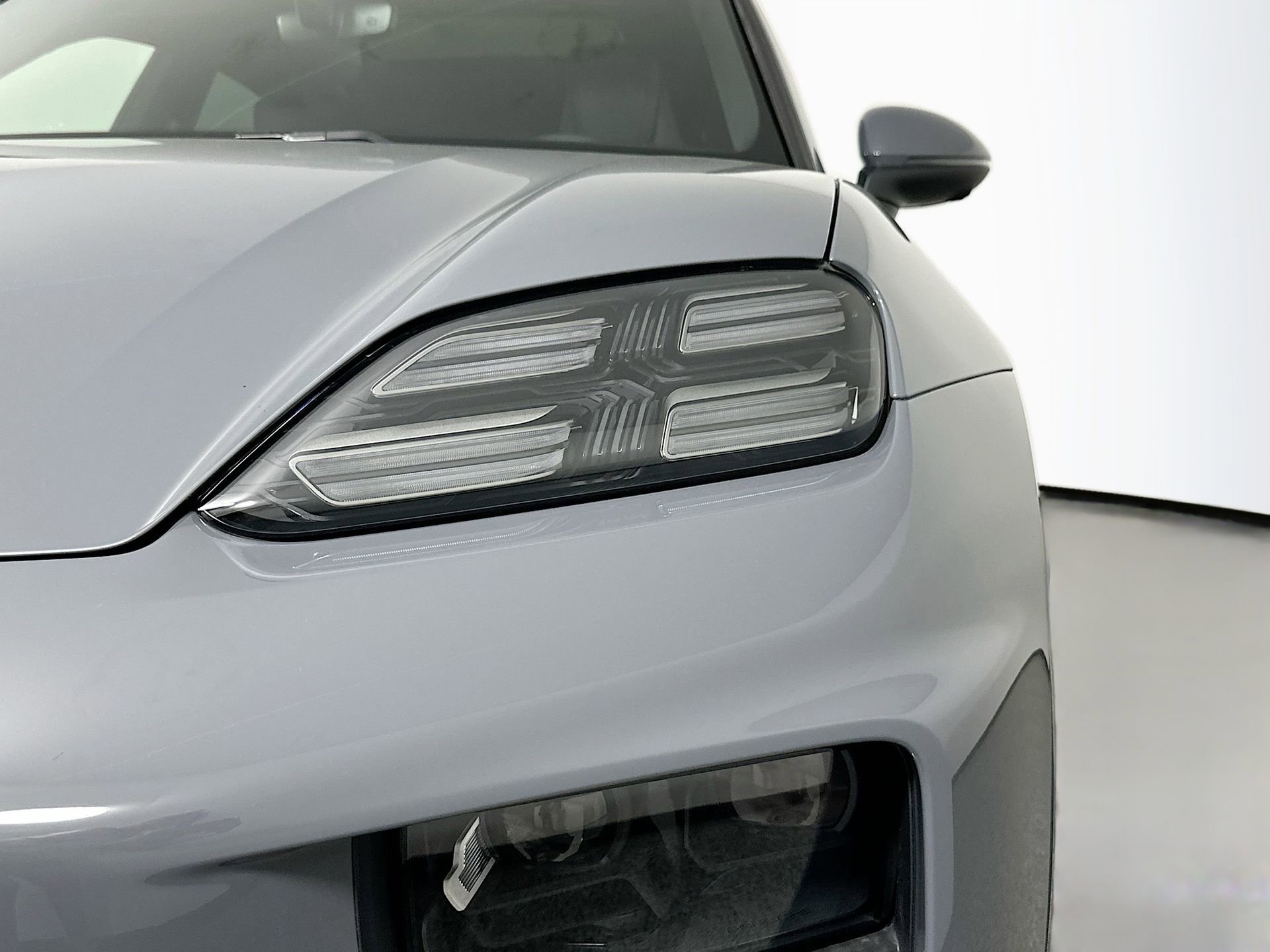 Certified 2025 Porsche Macan 4 Electric image 15