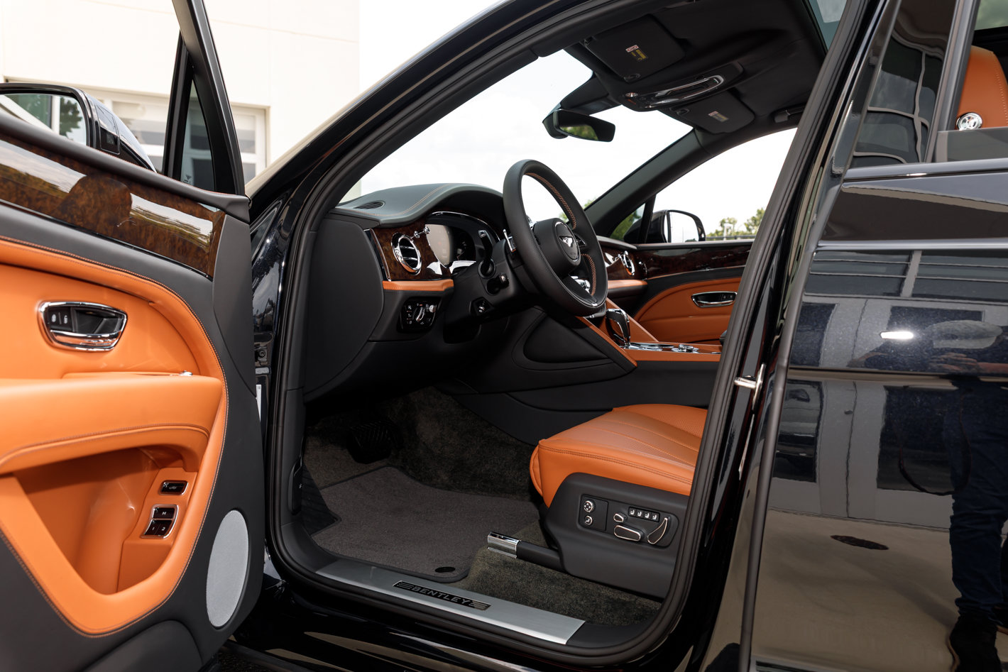 Certified 2023 Bentley Bentayga Extended Wheelbase AWD/4WD image 31