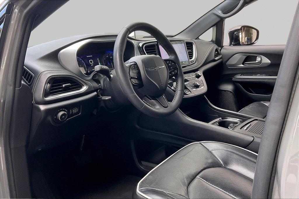 Used 2025 Chrysler Pacifica Limited FWD image 4