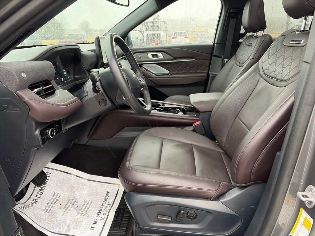 Used 2025 Ford Explorer Platinum w/ LUX Leather Package AWD/4WD image 18
