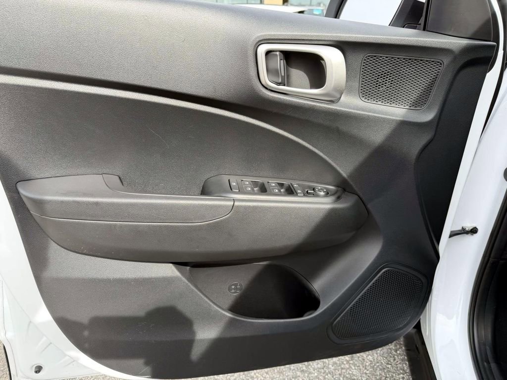 Certified 2025 Hyundai Venue SE image 15