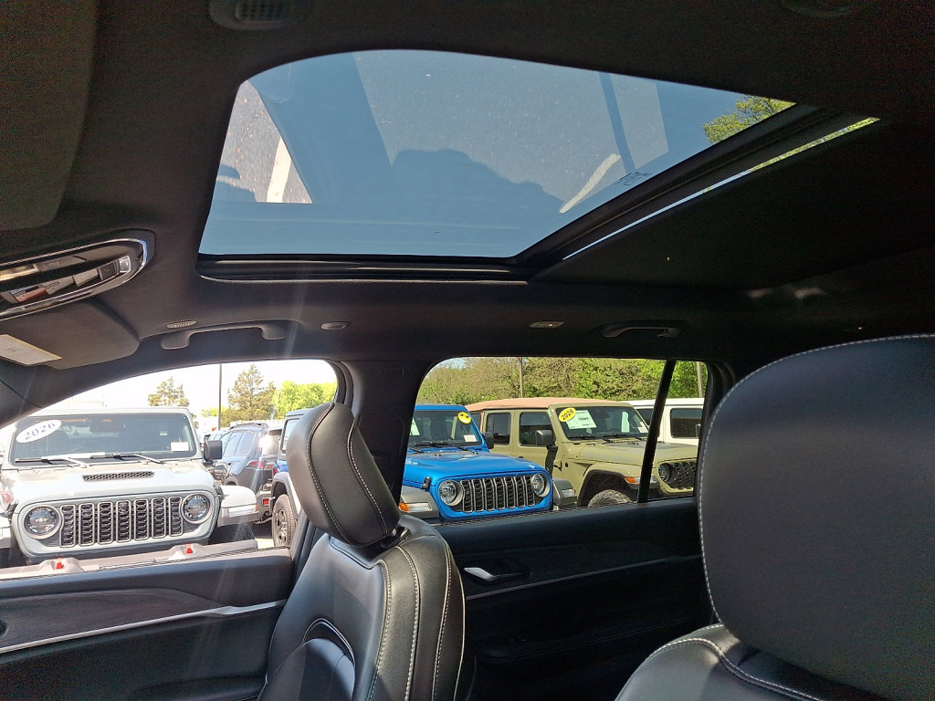 Used 2024 Jeep Grand Cherokee L Limited w/ Black Appearance Package AWD/4WD image 24