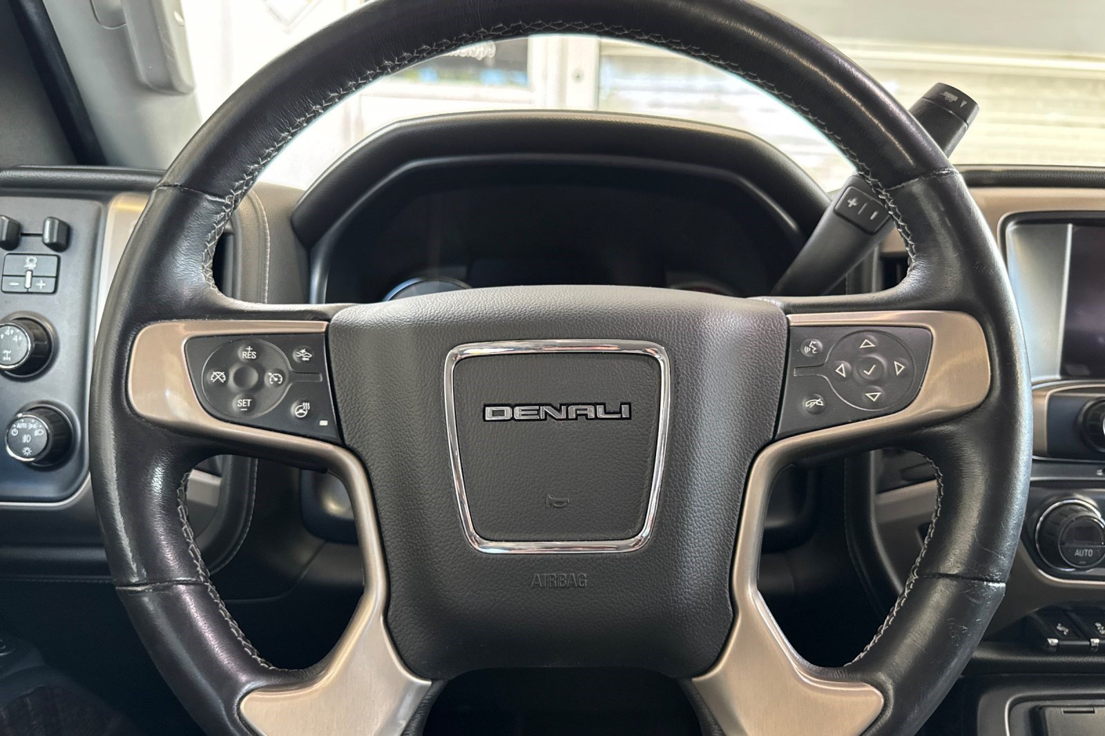 Used 2015 GMC Sierra 2500 Denali w/ Duramax Plus Package AWD/4WD image 30