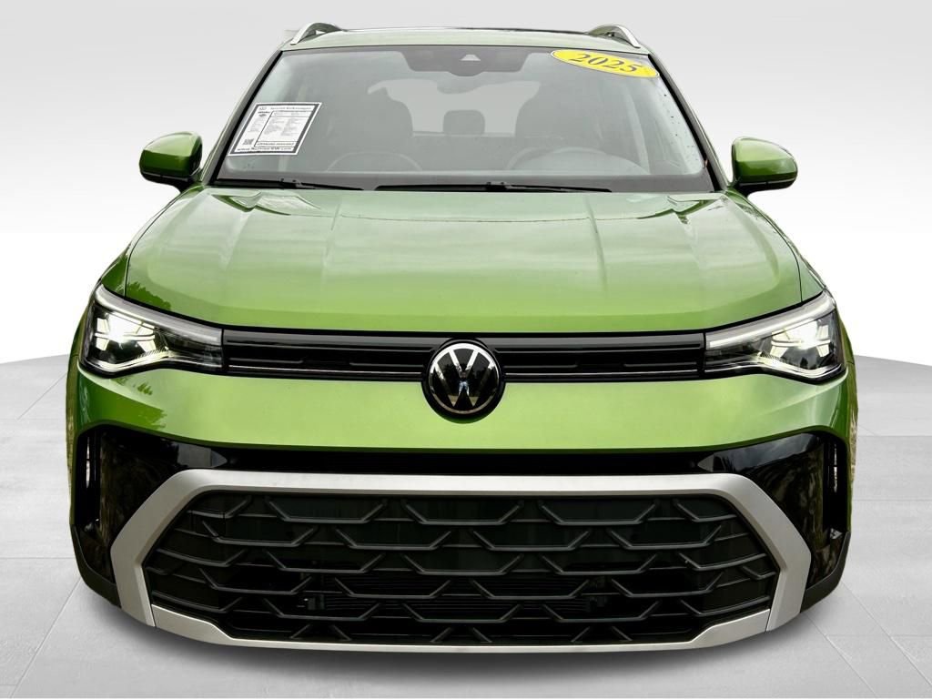 Certified 2025 Volkswagen Taos SE w/ Panoramic Sunroof Package image 2