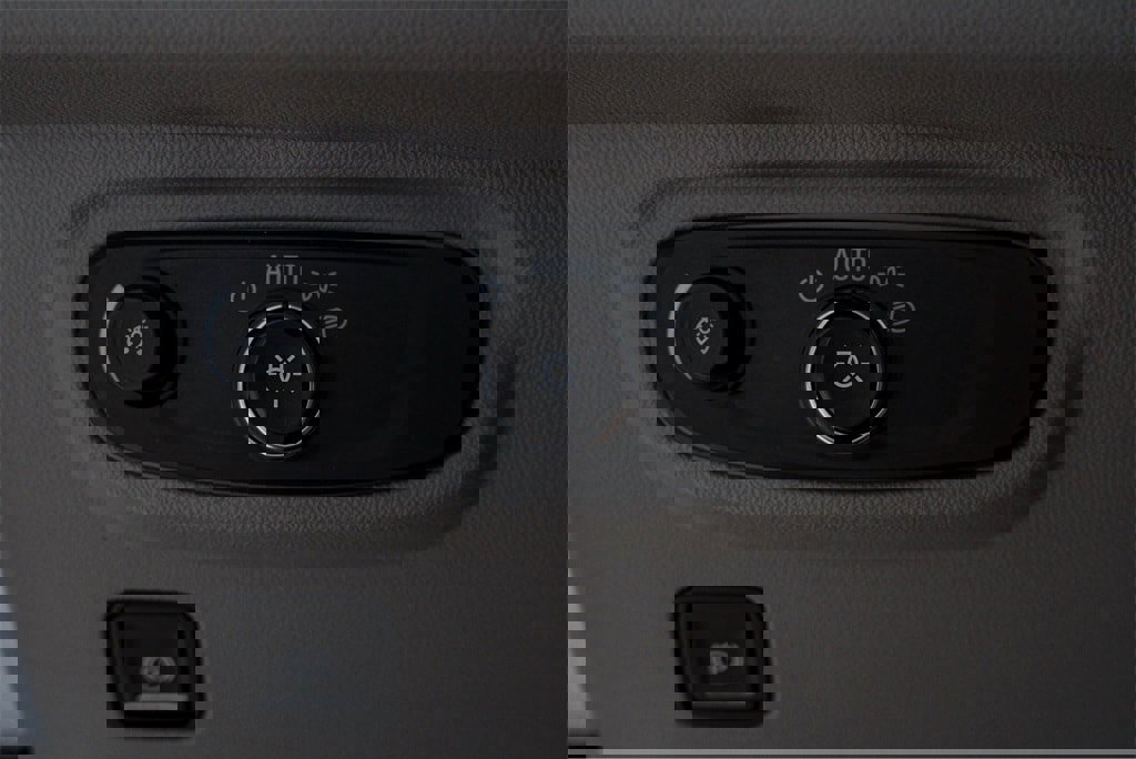 Used 2023 GMC Terrain SLE w/ Driver Convenience Package image 18