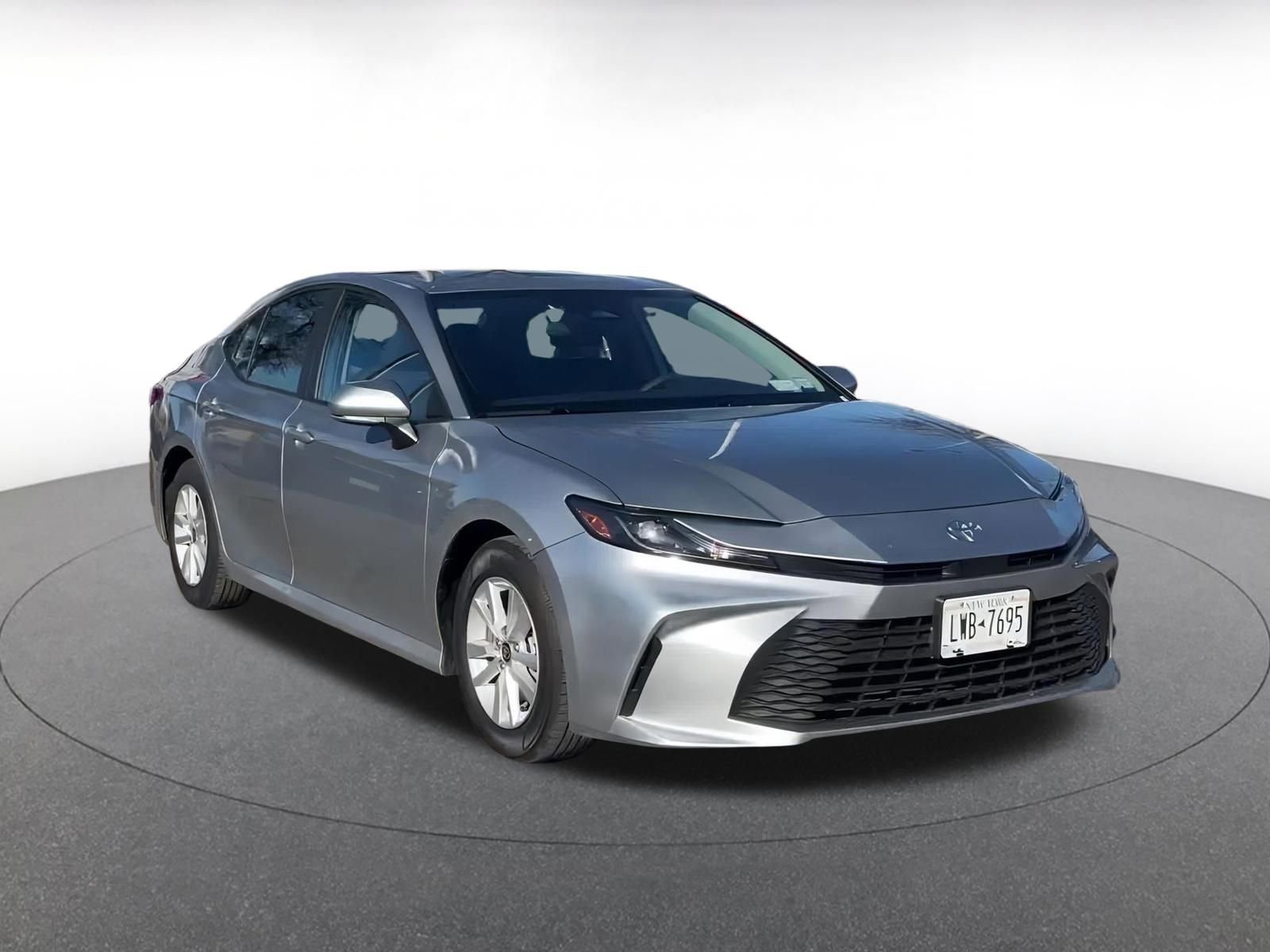 Used 2025 Toyota Camry LE image 3