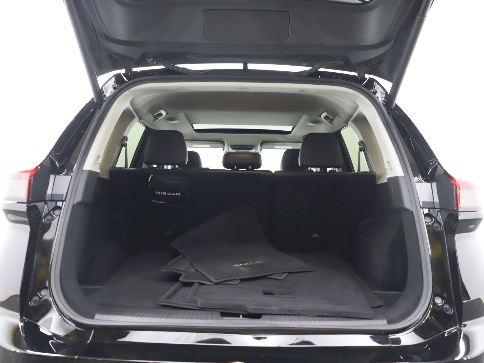 Used 2024 Nissan Rogue SV w/ SV Premium Package image 16