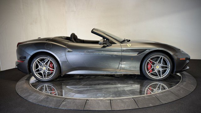 Used 2017 Ferrari California T RWD image 43