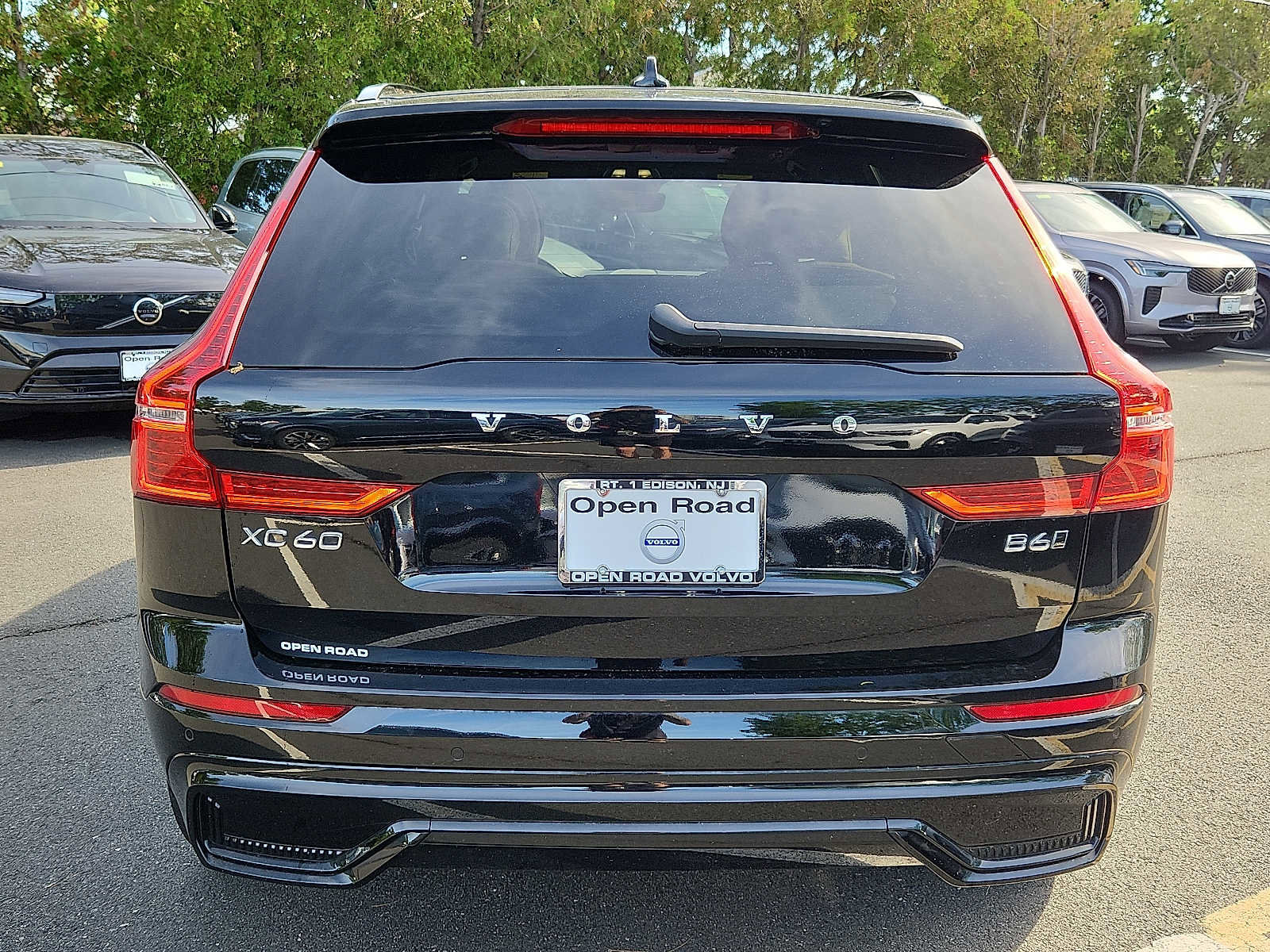 Certified 2023 Volvo XC60 B6 Ultimate w/ Climate Package AWD/4WD image 5
