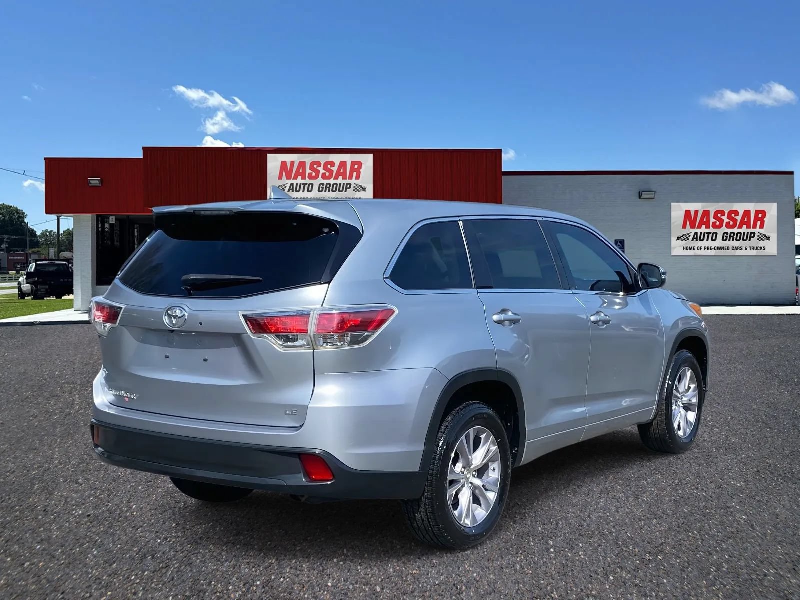 Used 2015 Toyota Highlander Plus FWD image 4