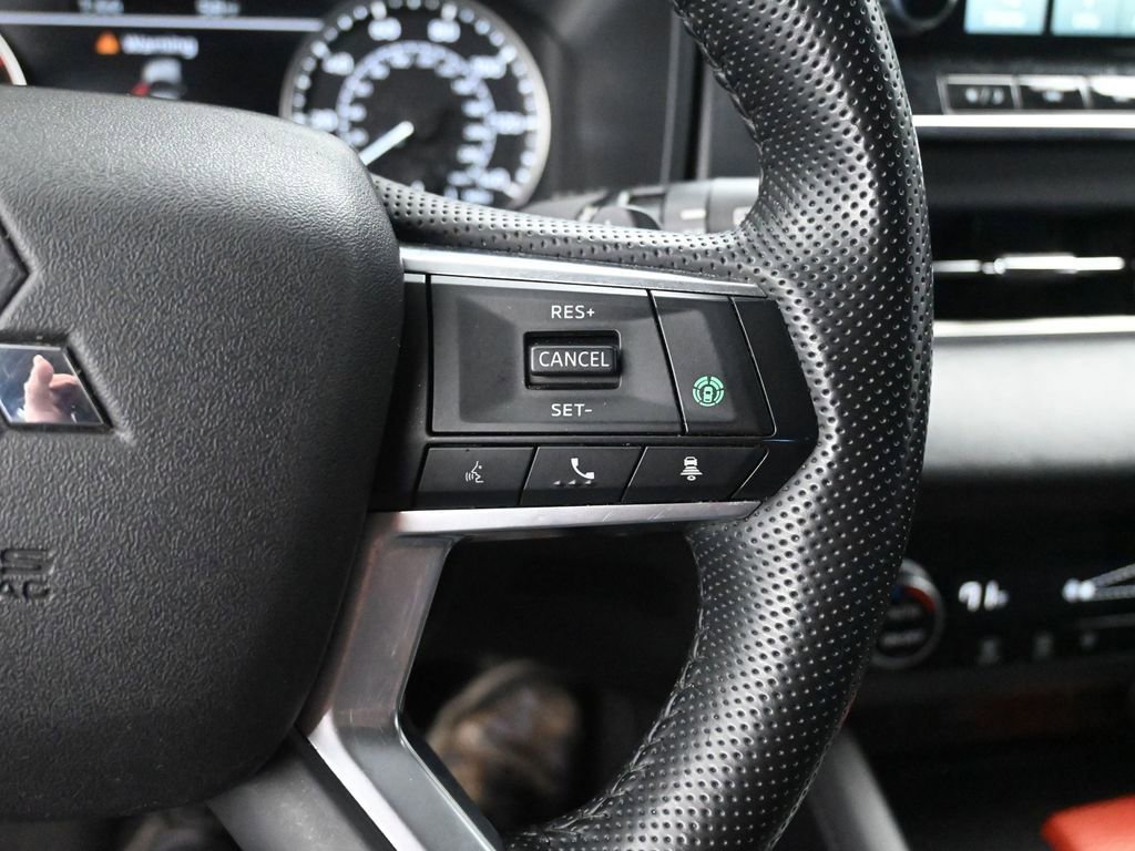 Used 2024 Mitsubishi Outlander AWD image 38