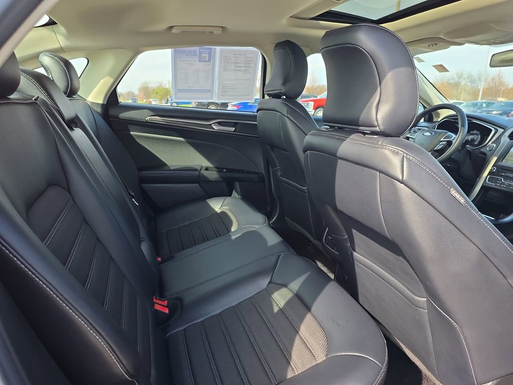 Used 2017 Ford Fusion SE w/ Equipment Group 201A image 28