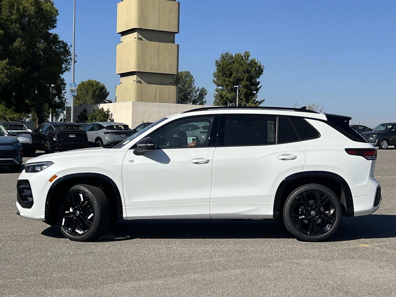 New 2026 Volkswagen Tiguan SE R-Line image 2