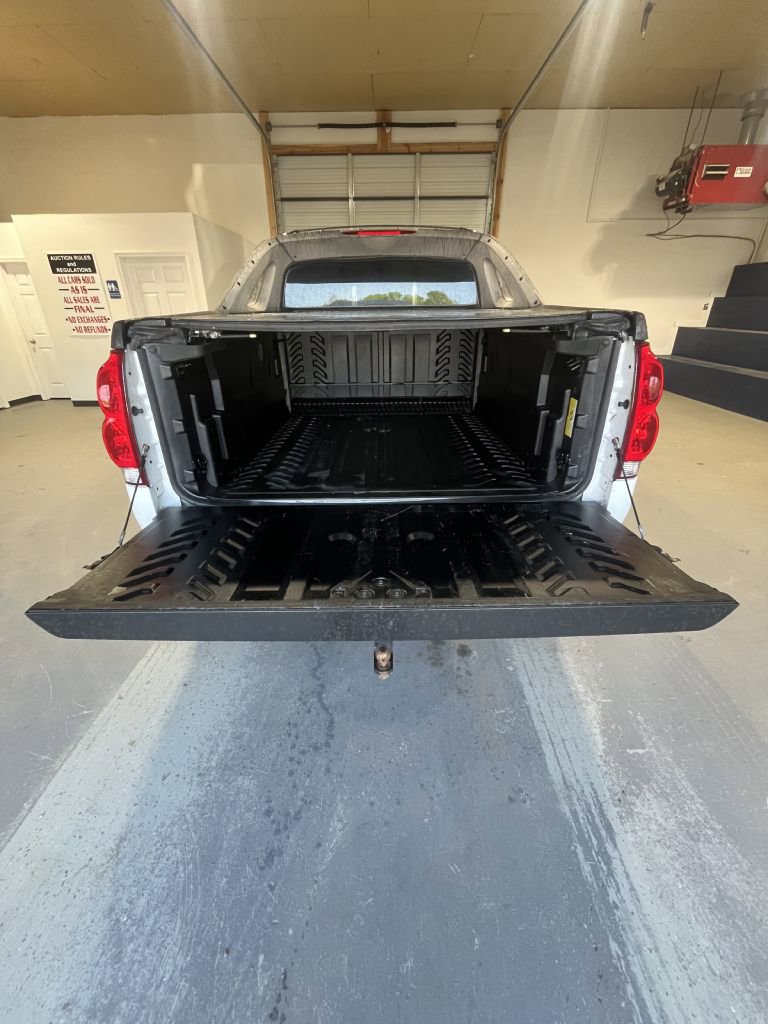 Used 2005 Chevrolet Avalanche Z71 w/ Sun And Sound Package AWD/4WD image 5