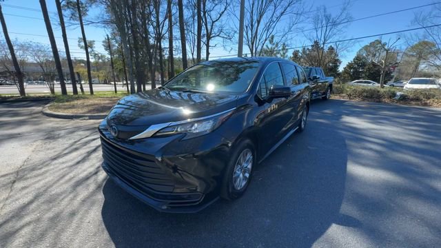 Used 2025 Toyota Sienna LE image 7
