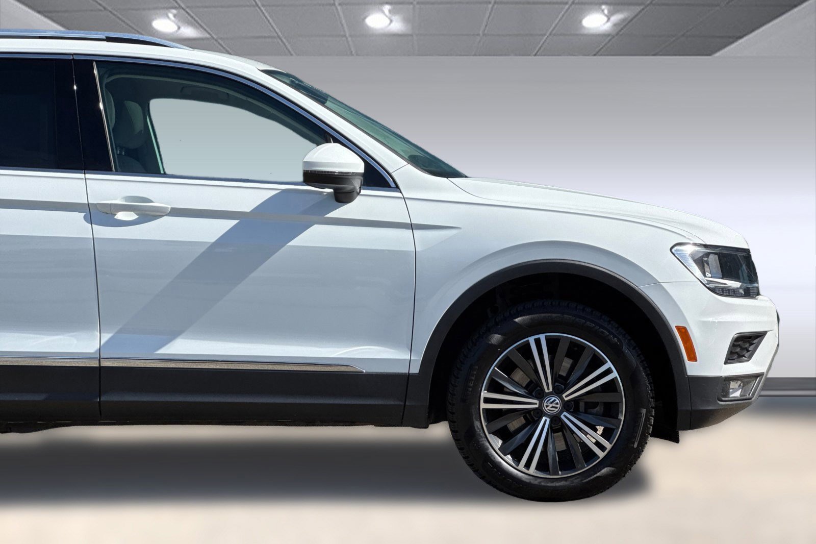 Used 2018 Volkswagen Tiguan SEL AWD/4WD image 34