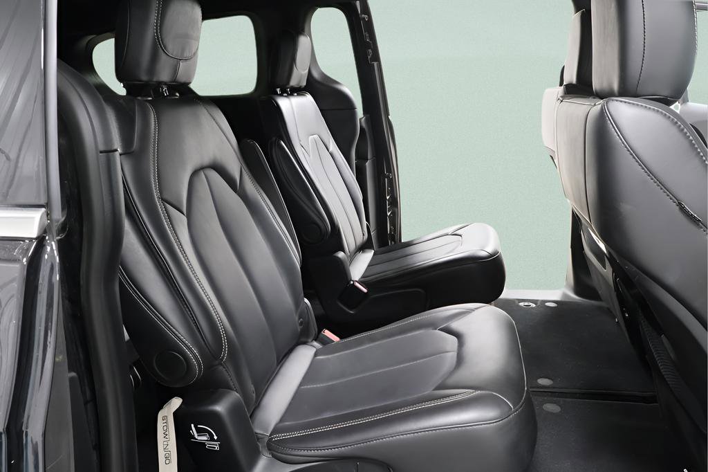 Used 2025 Chrysler Pacifica Select image 26