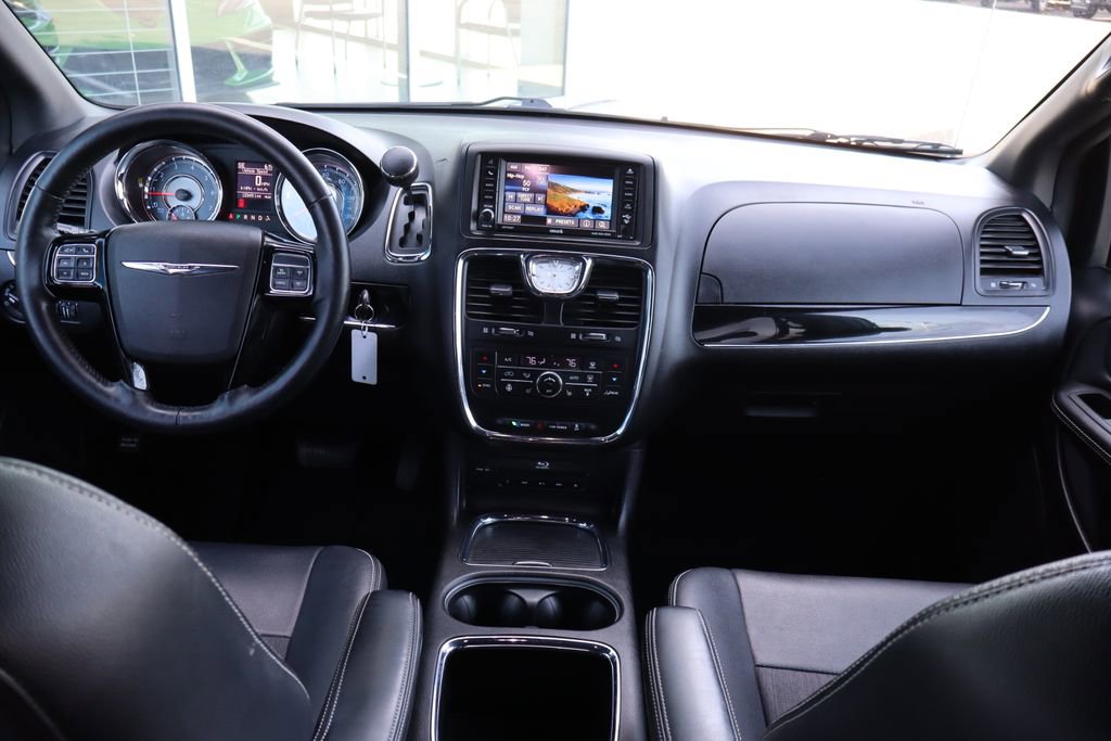Used 2015 Chrysler Town & Country S w/ Driver Convenience Group FWD image 19