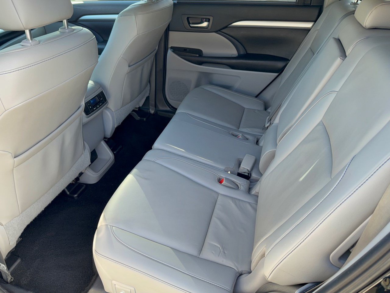 Used 2019 Toyota Highlander XLE AWD/4WD image 25