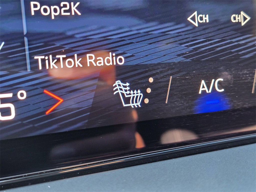 Used 2025 Chevrolet Traverse LT image 24