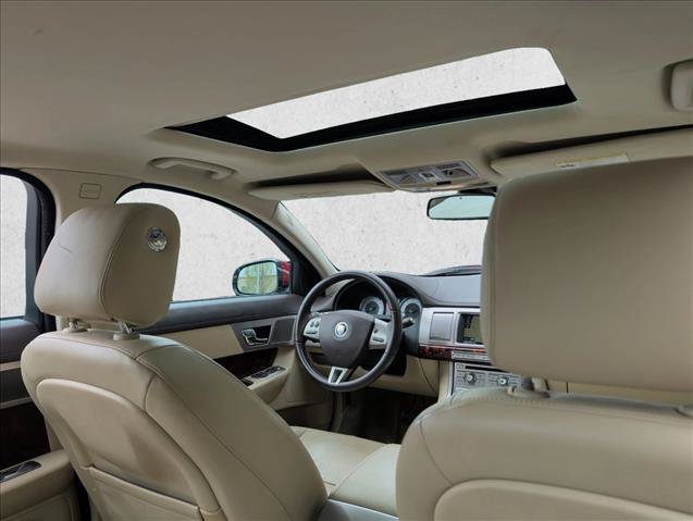 Used 2010 Jaguar XF Premium RWD image 17