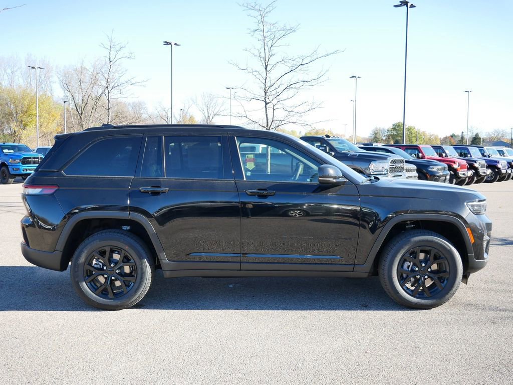 New 2025 Jeep Grand Cherokee Laredo image 8
