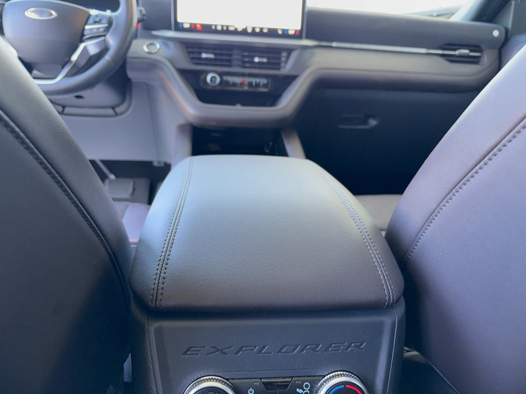 Certified 2025 Ford Explorer Platinum image 32