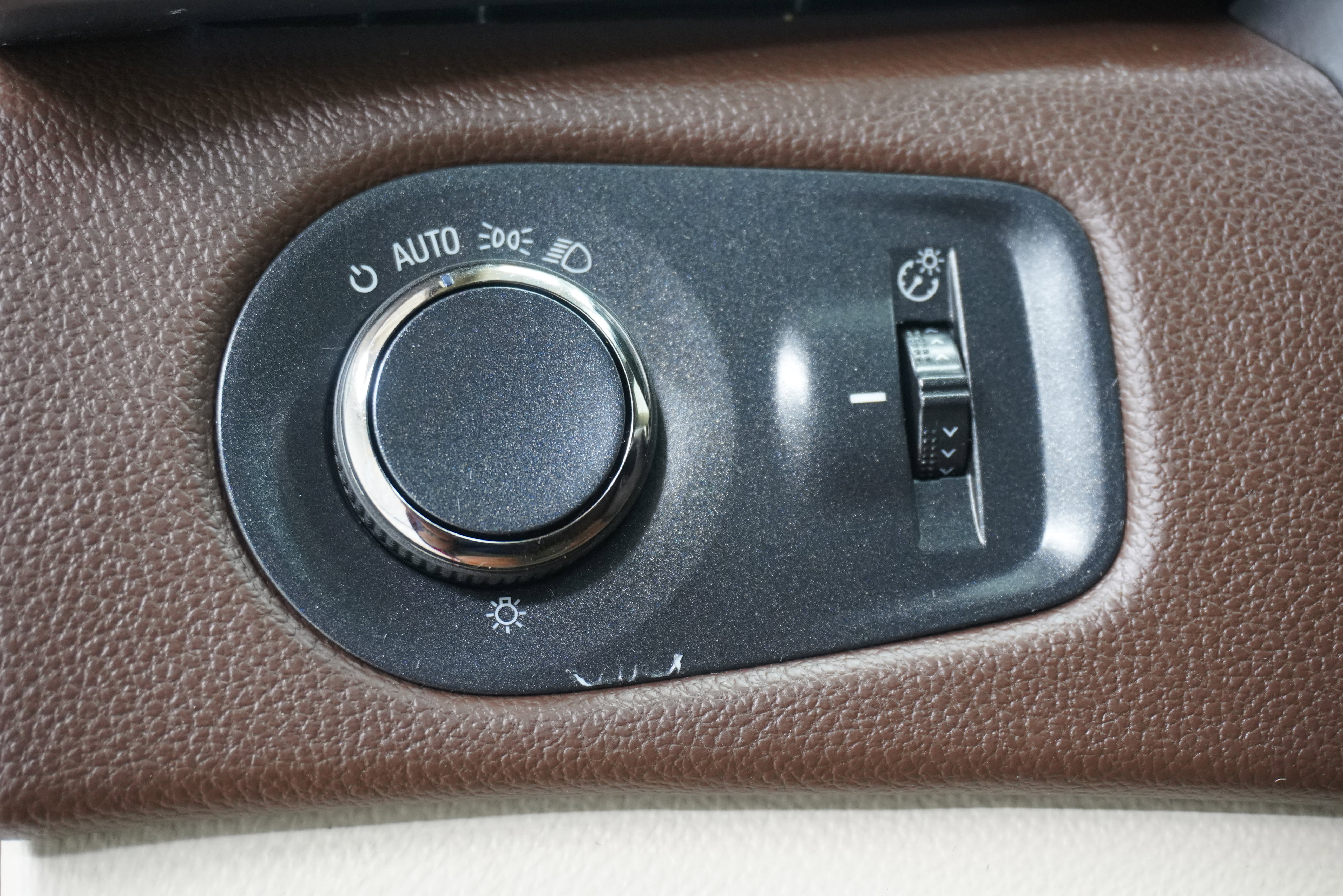 Used 2015 Cadillac SRX Luxury w/ Driver Awareness Package FWD image 18