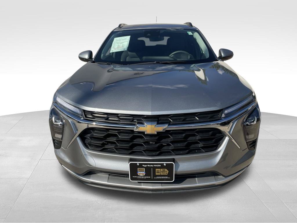 Used 2025 Chevrolet Trax LT FWD image 2