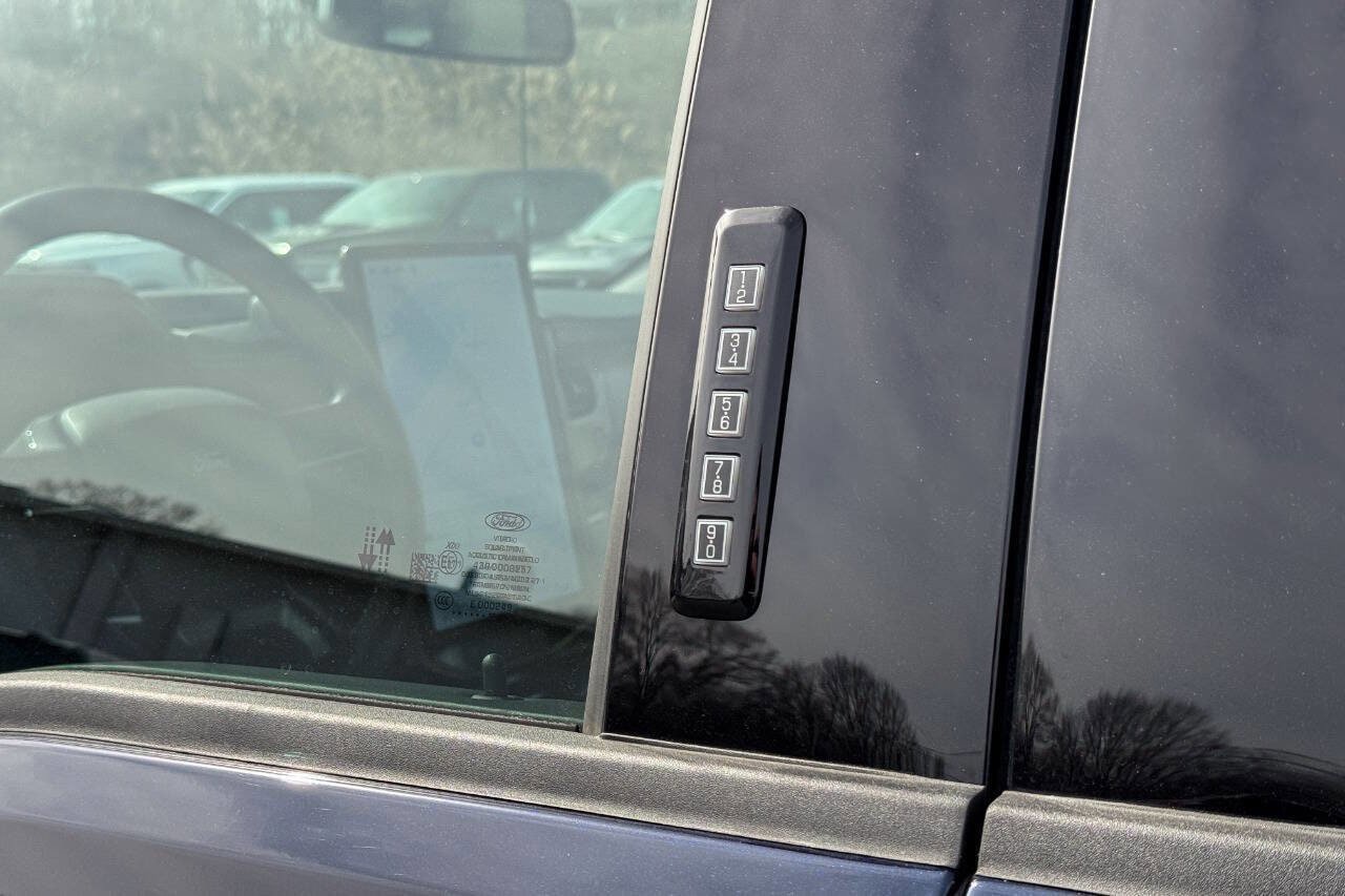 Used 2025 Ford F150 Lightning Platinum AWD/4WD image 27
