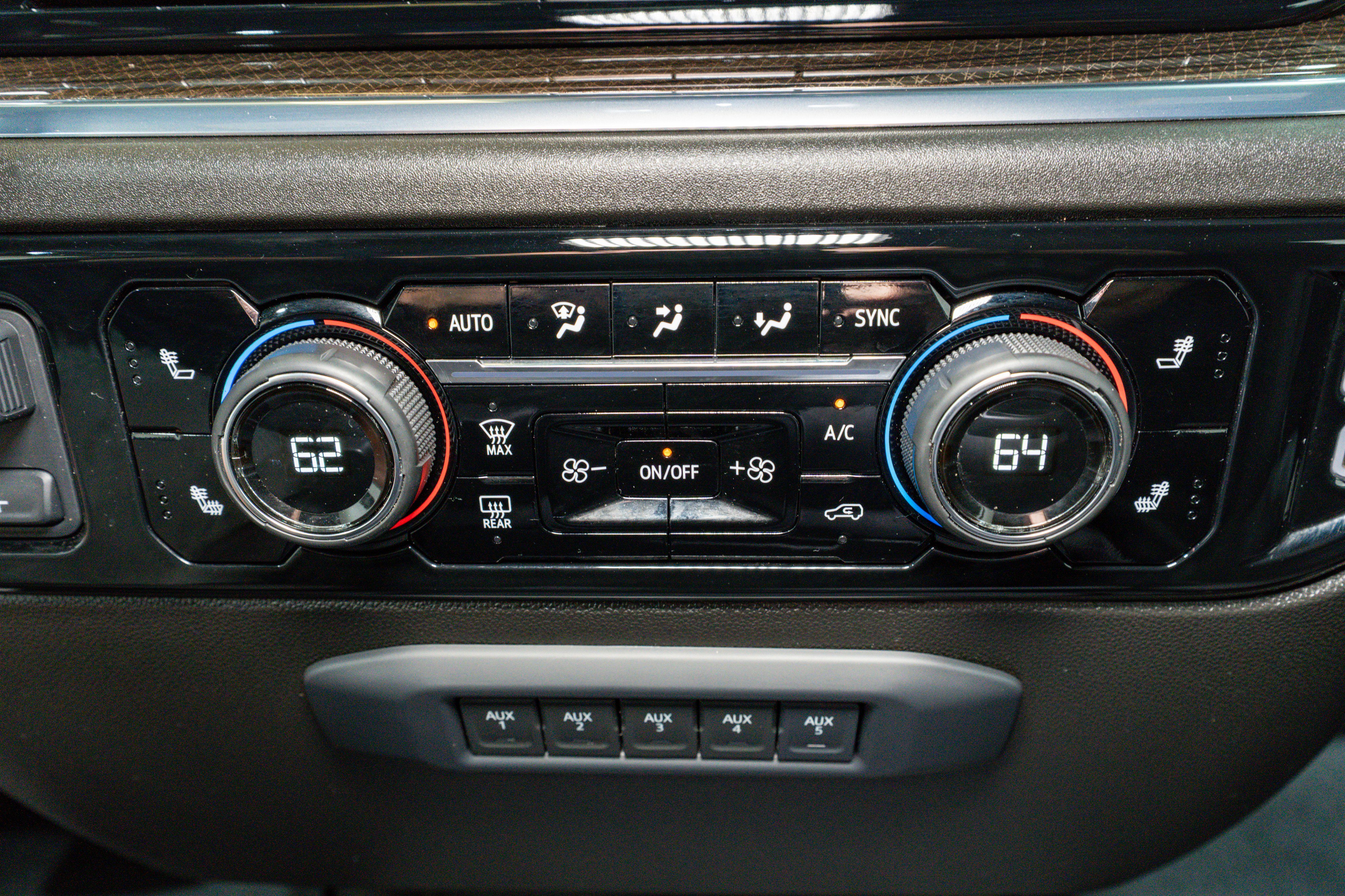 Used 2024 Chevrolet Silverado 3500 LT w/ Convenience Package image 23