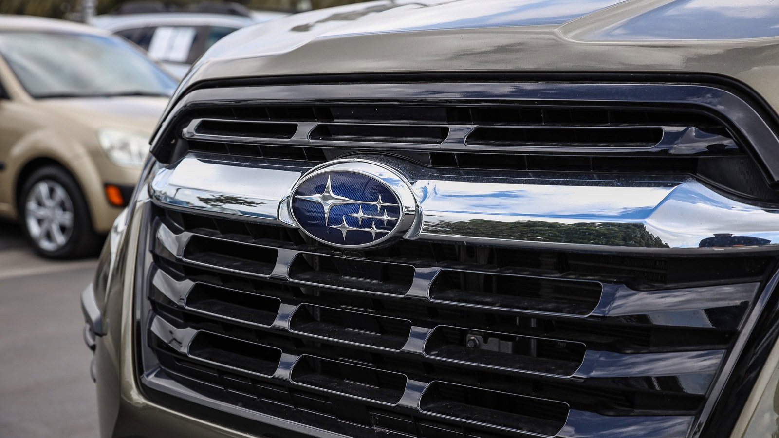 Used 2024 Subaru Ascent Premium w/ Convenience Package image 3