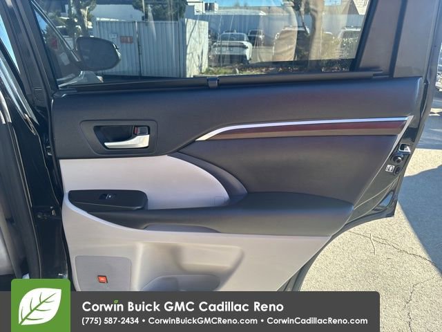 Used 2015 Toyota Highlander Limited w/ Driver Technology Package image 31