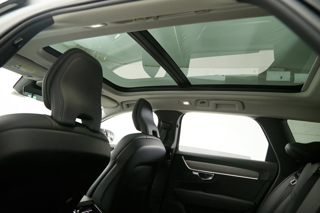 Certified 2025 Volvo V90 B6 Cross Country Plus AWD/4WD image 23