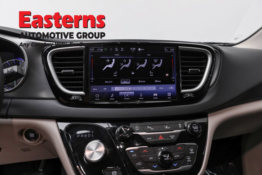 Used 2023 Chrysler Pacifica Touring-L FWD image 12