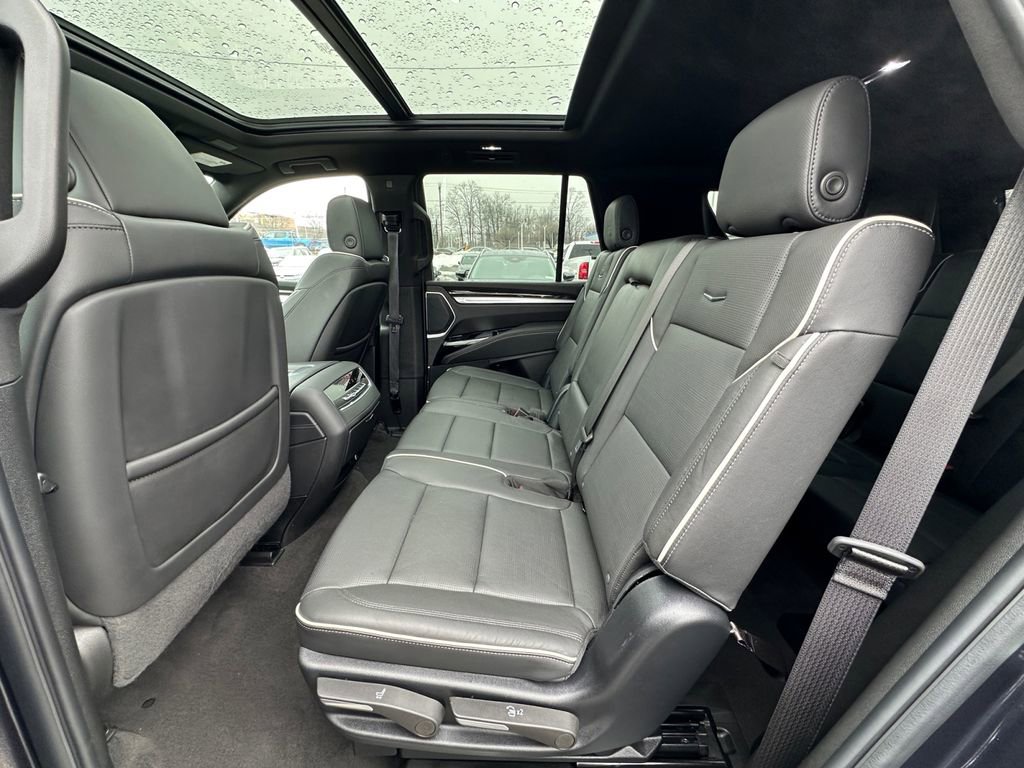 Used 2025 Cadillac Escalade Premium Luxury image 24