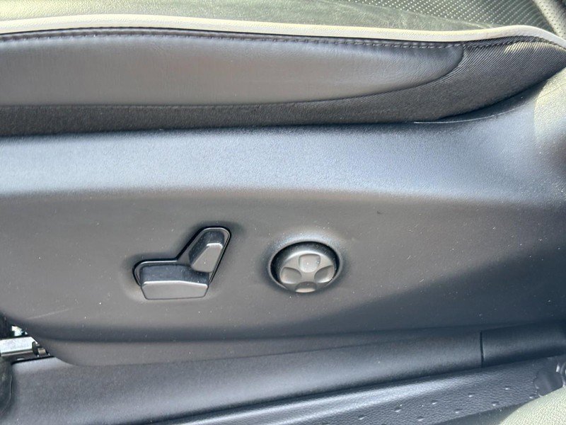 Used 2026 Chrysler Pacifica Limited FWD image 16